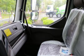 东风柳汽底盘&nbsp;电动垃圾车驾驶室图片