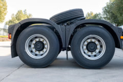 一汽凌河 F200重卡 460马力 6X4 LNG牵引车(CAL4251Q4F4E6)
