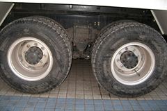 庆铃 FVZ重卡 300马力 6X4 9.4米厢式载货车(QL5250XRTFZ1J)