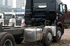 中国重汽 HOWO A7重卡 380马力 8X4 载货车(底盘)(ZZ1317N4667N1H)