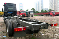 中国重汽 HOWO A7重卡 380马力 8X4 载货车(底盘)(ZZ1317N4667N1H)