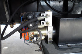 华菱底盘&nbsp;平板运输车底盘图片