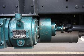 杰狮&nbsp;粉粒物料运输车底盘图片