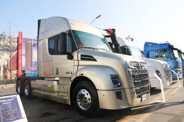陕汽商用车 轾德·炎 标配版 560马力 6X4牵引车(国六)