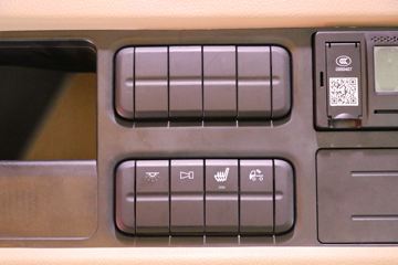 ���� �����V7�ؿ� 560���� 6X4 AMT�Զ�����ͷǣ����(����b)(HFC4253C1K7E45KS)ͼƬ