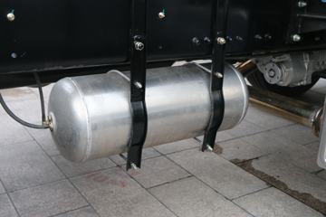 华菱 汉马H7重卡 430马力 6X4 LNG危险品牵引车(国六)(HN4255NGH43C8M6)底盘图片