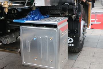 华菱 汉马H7重卡 430马力 6X4 LNG危险品牵引车(国六)(HN4255NGH43C8M6)底盘图片