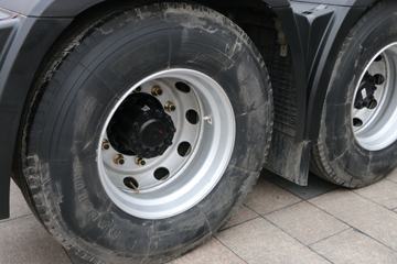 华菱 汉马H7重卡 430马力 6X4 LNG危险品牵引车(国六)(HN4255NGH43C8M6)底盘图片