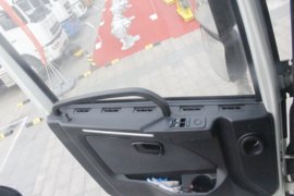 汉马H9&nbsp;随车吊驾驶室图片