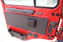 奔驰Zetros&nbsp;载货车驾驶室                                               图片