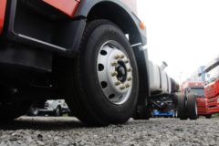 青岛解放 龙V中卡 220马力 4X2 7.8米厢式载货车(国六)(CA5180XXYPK1L5E6A80)