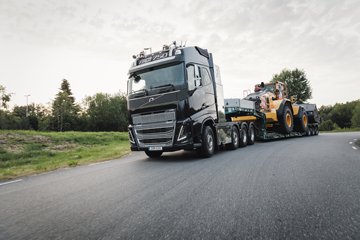 沃尔沃 FH16重卡 750马力 8X4自动挡牵引车