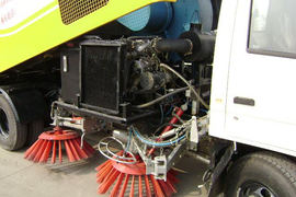 江铃底盘&nbsp;扫路车底盘图片