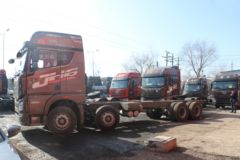 青岛解放 JH6重卡 460马力 8X4 9.5米仓栅式载货车