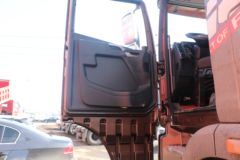 青岛解放 JH6重卡 领航版 北方款 460马力 8X4 9.4米载货车底盘(CA1320P25K2L7T4BE5A80)
