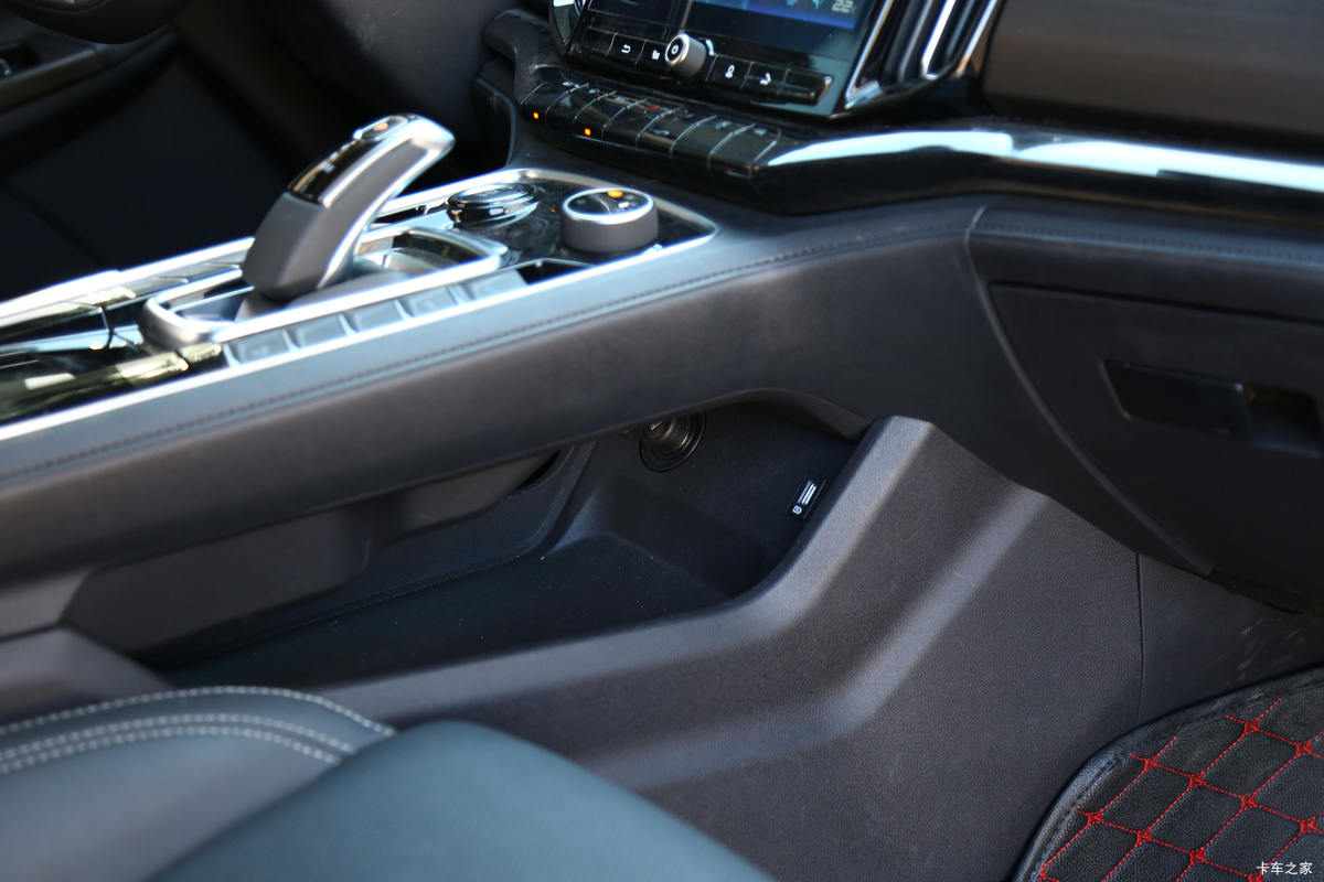 ���� ��9 2019�� ������ 2.0T���� 220���� 8���Զ� ���� ˫��SUV������Ƥ����ʻ��                                               