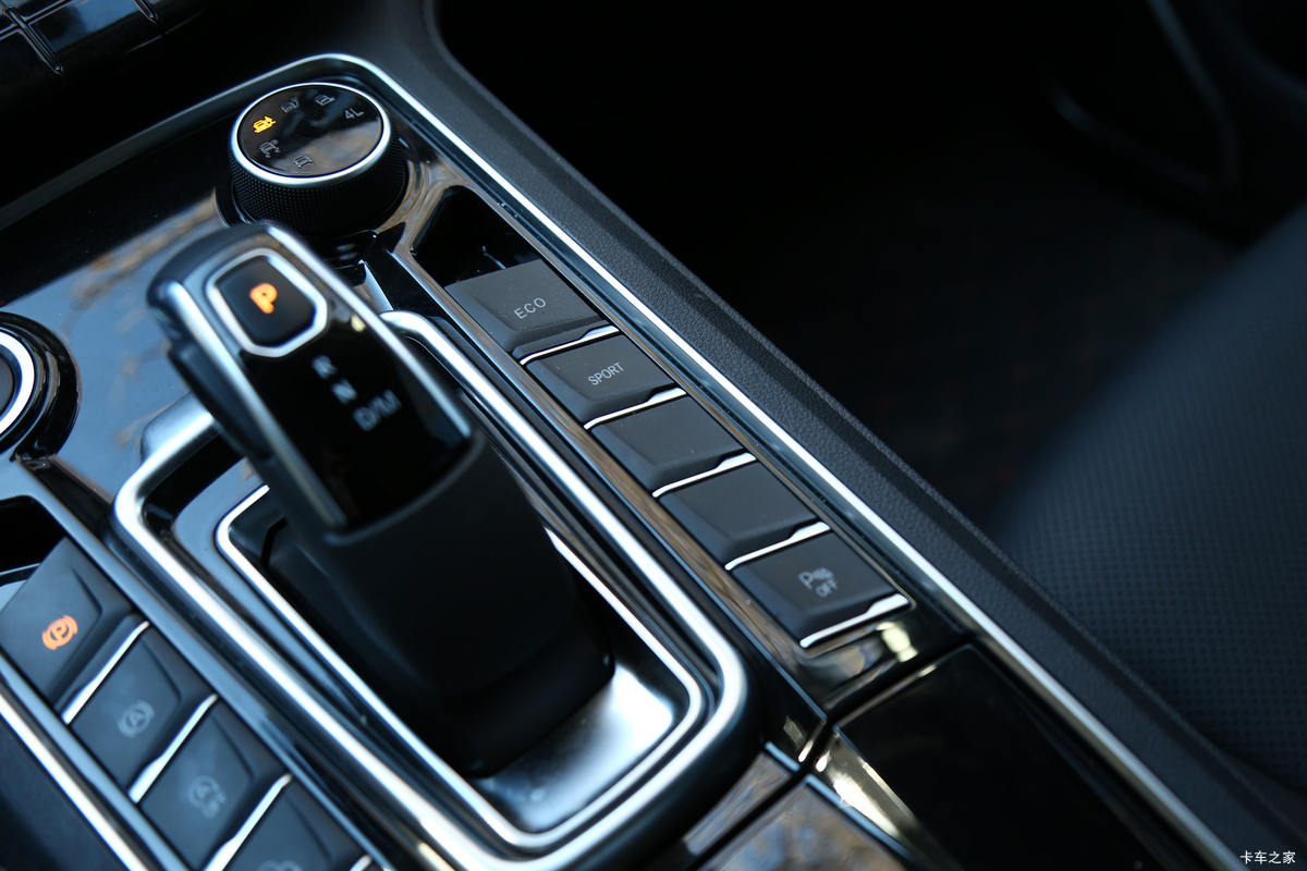 ���� ��9 2019�� ������ 2.0T���� 220���� 8���Զ� ���� ˫��SUV������Ƥ����ʻ��                                               