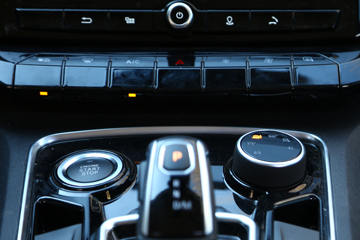 ���� ��9 2019�� ������ 2.0T���� 220���� 8���Զ� ���� ˫��SUV������Ƥ��ͼƬ