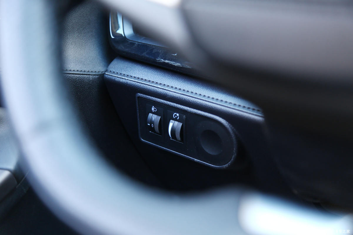 ���� ��9 2019�� ������ 2.0T���� 220���� 8���Զ� ���� ˫��SUV������Ƥ����ʻ��                                               