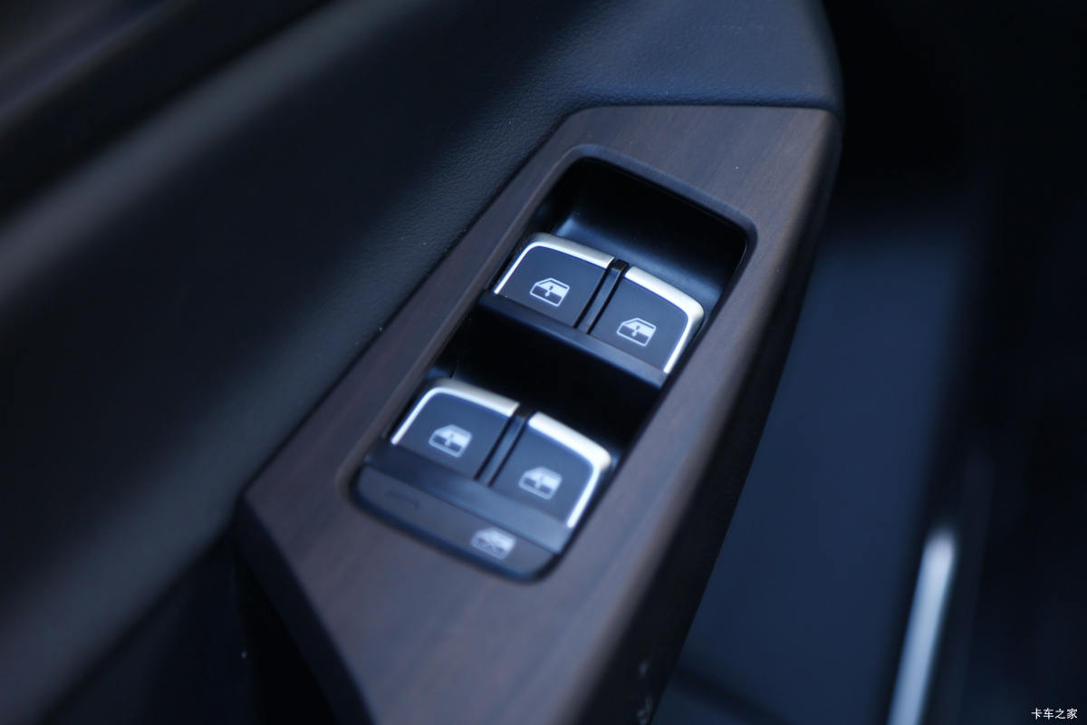 ���� ��9 2019�� ������ 2.0T���� 220���� 8���Զ� ���� ˫��SUV������Ƥ����ʻ��                                               