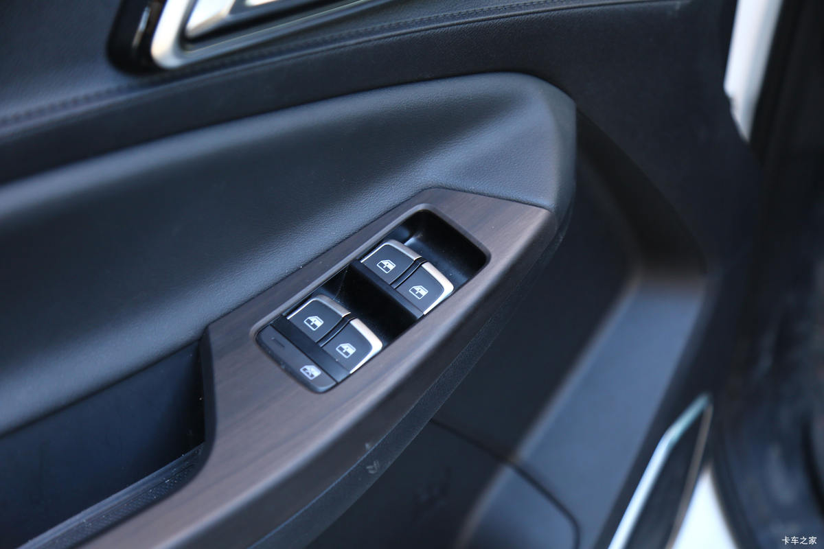 ���� ��9 2019�� ������ 2.0T���� 220���� 8���Զ� ���� ˫��SUV������Ƥ����ʻ��                                               