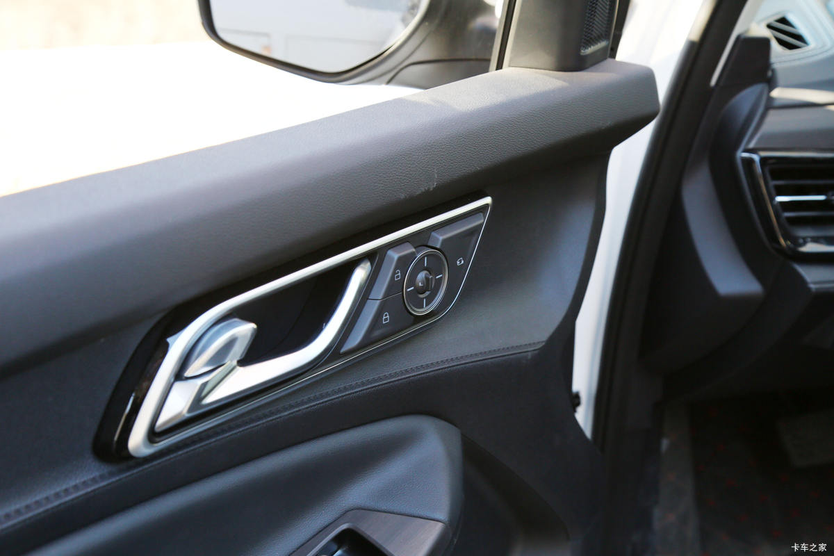 ���� ��9 2019�� ������ 2.0T���� 220���� 8���Զ� ���� ˫��SUV������Ƥ����ʻ��                                               