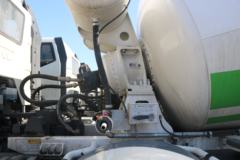 一汽解放 J6L 轻量化版 320马力 8X4 7.3方混凝土搅拌车(凌宇牌)(CLY5315GJB29E5)