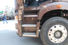 一汽解放 新J6P重卡 领航版 460马力 8X4 9.5米栏板载货车(CA1310P66K24L7T4E5)