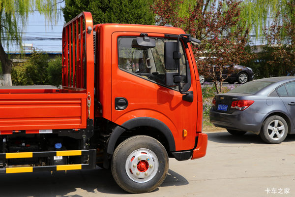 多利卡新款驾驶室最新到店,4.2长箱