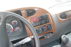 江淮 威铃中卡 158马力 4X2 仓栅式载货车(HFC5161CCYK2R1HT)