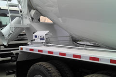 东风日产柴 优迪狮 320马力 6X4 混凝土搅拌车(华建牌)(DND5243GJBCWB452K)