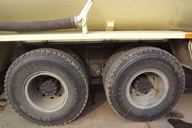 一汽解放底盘&nbsp;粉粒物料运输车底盘图片