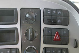 福田欧曼底盘&nbsp;平板运输车驾驶室图片