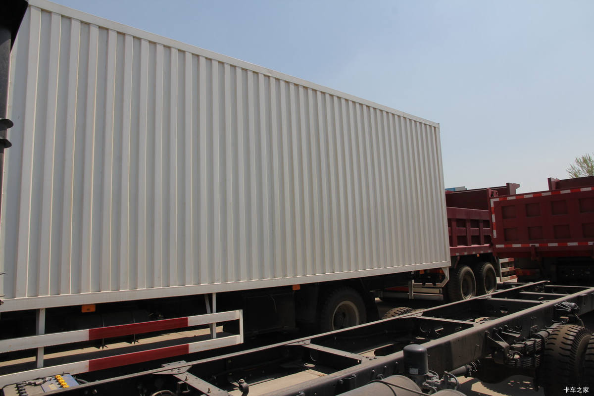 �ൺ��� ����(J5K)�п� 160���� 4X2 7.6����ʽ�ػ���(CA5120XXYPK2L5EA80-3)��װ                                                