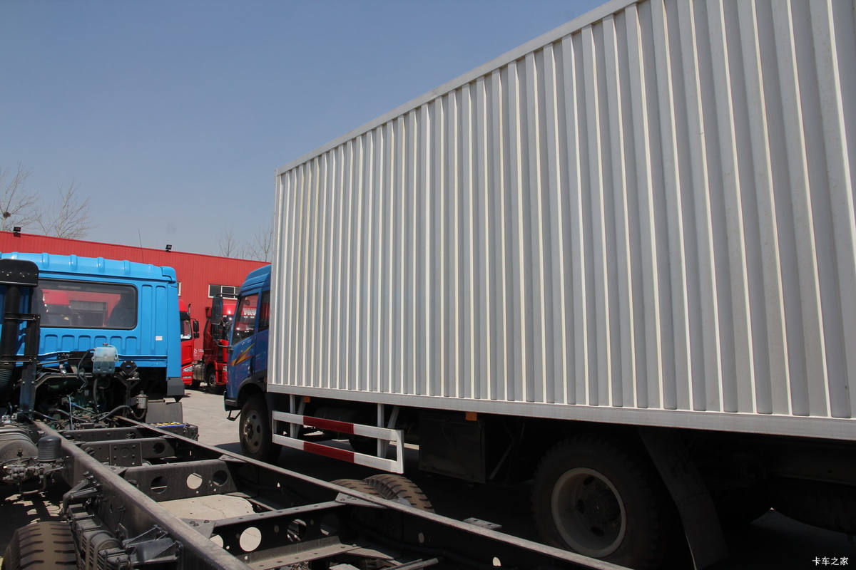 �ൺ��� ����(J5K)�п� 160���� 4X2 7.6����ʽ�ػ���(CA5120XXYPK2L5EA80-3)��װ                                                