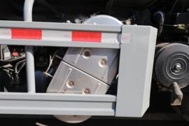 东风商用车底盘&nbsp;清洗车底盘图片