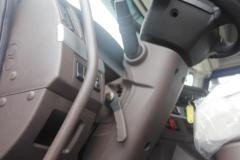 东风柳汽 乘龙H5中卡 绿通版 200马力 4X2 6.8米厢式载货车(LZ5180XXYM3AB)