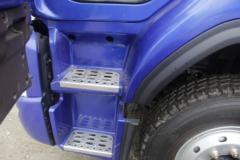 东风柳汽 乘龙H5中卡 绿通版 200马力 4X2 6.8米厢式载货车(LZ5180XXYM3AB)