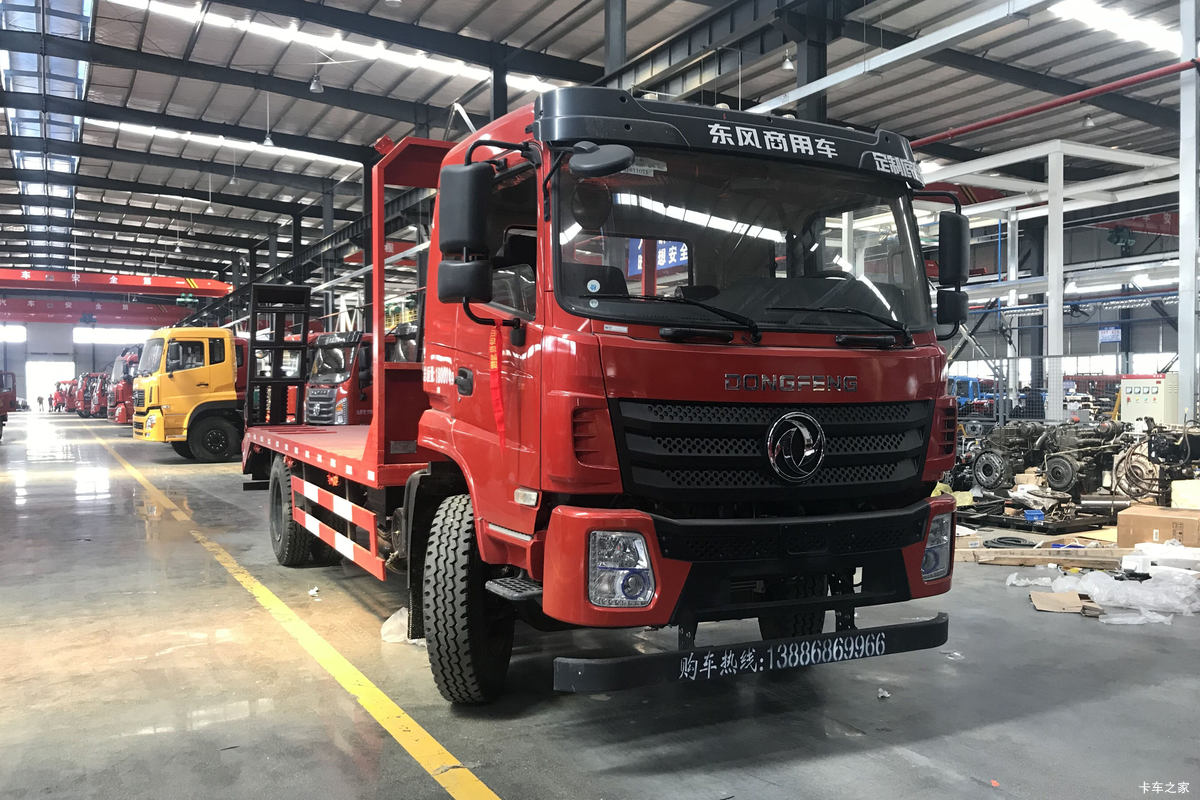 东风新疆 专底D17 180马力 4X2 平板运输车(程力威牌)