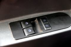 中国重汽HOWO G5X中卡 220马力 4X2 5.2米排半栏板载货车(ZZ1187K421DF1)