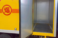 东风 金霸 95马力 4X2 爆破器材运输车(中昌牌)(XZC5041XQY3)