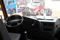 红岩 新金刚重卡 340马力 8X4 7.4米自卸车(上菲红)(CQ3314HTG366)