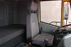 红岩 新金刚重卡 340马力 8X4 7.4米自卸车(上菲红)(CQ3314HTG366)