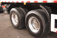 红岩 新金刚重卡 340马力 8X4 7.4米自卸车(上菲红)(CQ3314HTG366)