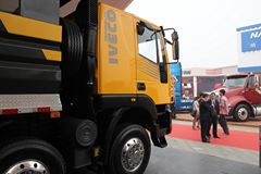 红岩 新金刚重卡 340马力 8X4 7.4米自卸车(上菲红)(CQ3314HTG366)