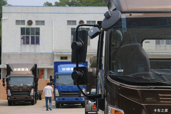 豪沃轻卡王系仓栅式货车 享高达1.99万优惠