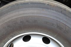 青岛解放 JH6重卡 领航版 400马力 8X4 9.5米仓栅式载货车(国六)(CA5310CCYP25K15L7T4E6A80)