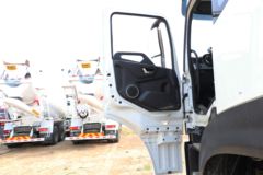东风商用车 天龙KL重卡 300马力 6X2 9.6米栏板载货车(国六)
