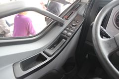 一汽解放 J6L中卡 140马力 4X2 6.8米厢式载货车(新道依茨)(CA1160P62K1L4E4)