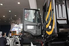 红岩 杰狮S100重卡 480马力 6X4 牵引车(上菲红C13)(CQ4255HXG334) 红岩 杰狮S100重卡 480马力 6X4 牵引车(上菲红C13)(CQ4255HXG334)